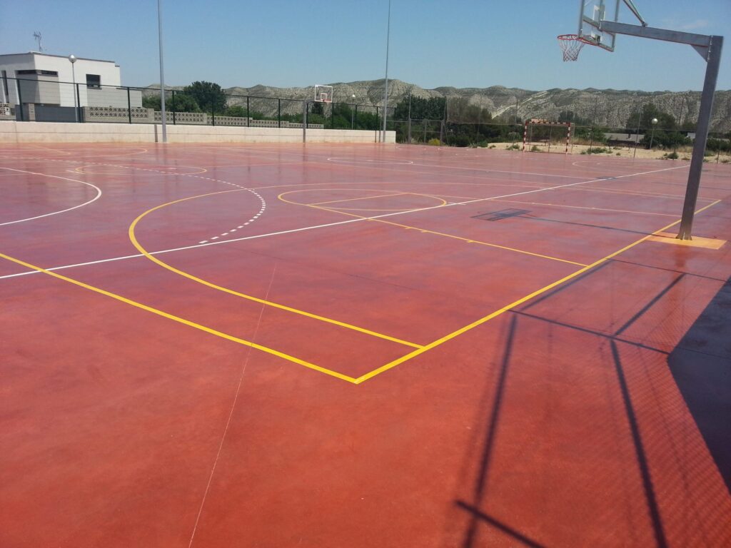 PISTA POLIDERPORTIVA AL AIRE LIBRE (CADRETE)